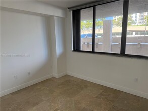 540 Brickell Key Dr, Unit 410 in Miami, FL - Building Photo - Building Photo