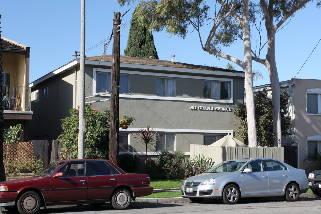 901 Grand Ave in Long Beach, CA - Building Photo