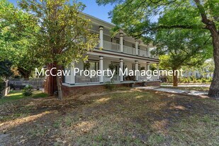 302 W Spring St in Weatherford, TX - Building Photo