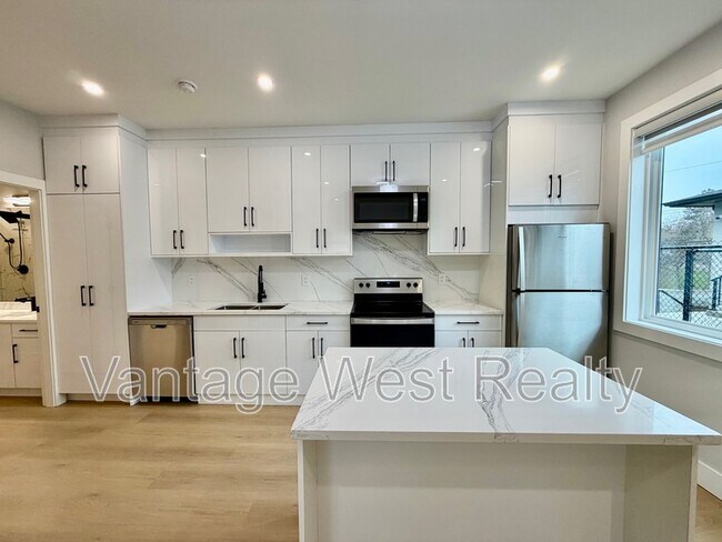 1671 Highland Dr N in Kelowna, BC - Building Photo - Building Photo