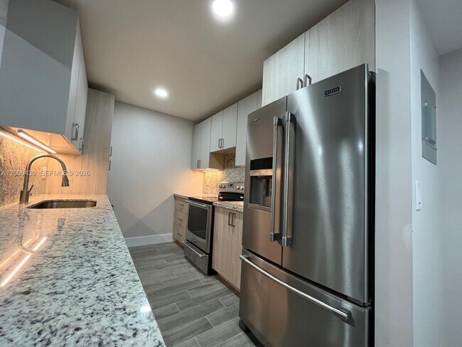 8425 NW 8th St in Miami, FL - Foto de edificio - Building Photo