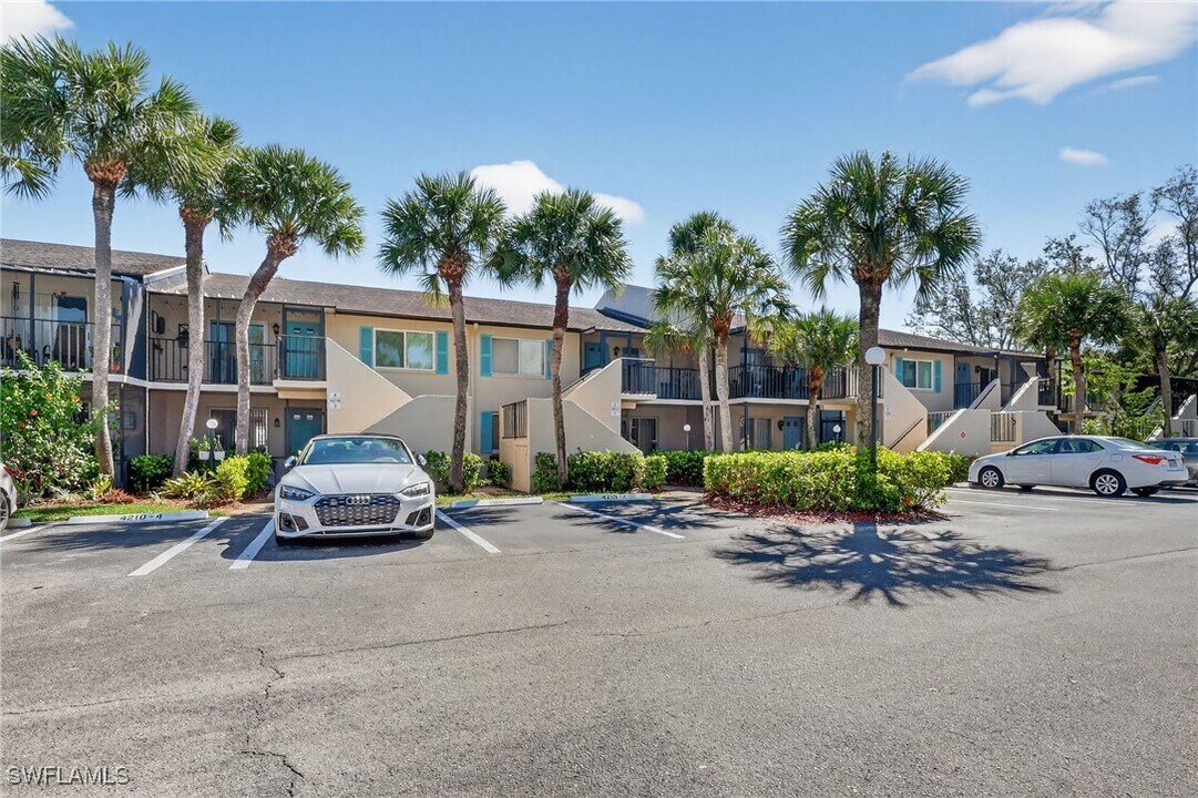 4210 Looking Glass Ln in Naples, FL - Building Photo