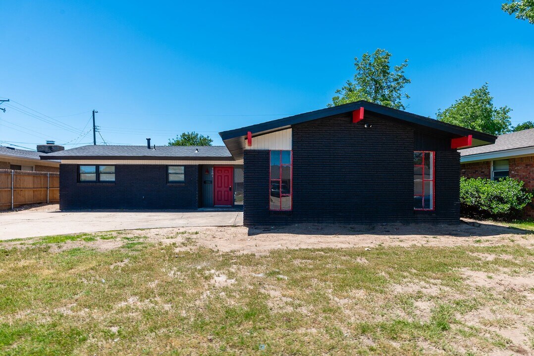 7504 NW 25th St in Bethany, OK - Building Photo