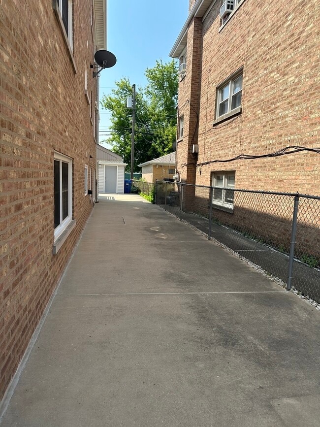 6845 W Leland Ave in Harwood Heights, IL - Building Photo - Building Photo