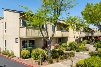 Town House Plaza in Castro Valley, CA - Foto de edificio - Building Photo