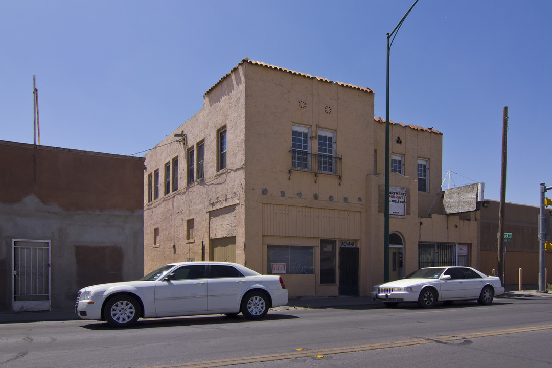 9044 Alameda Ave in El Paso, TX - Foto de edificio