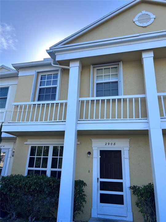 2908 Edgehill Ln in Hollywood, FL - Building Photo