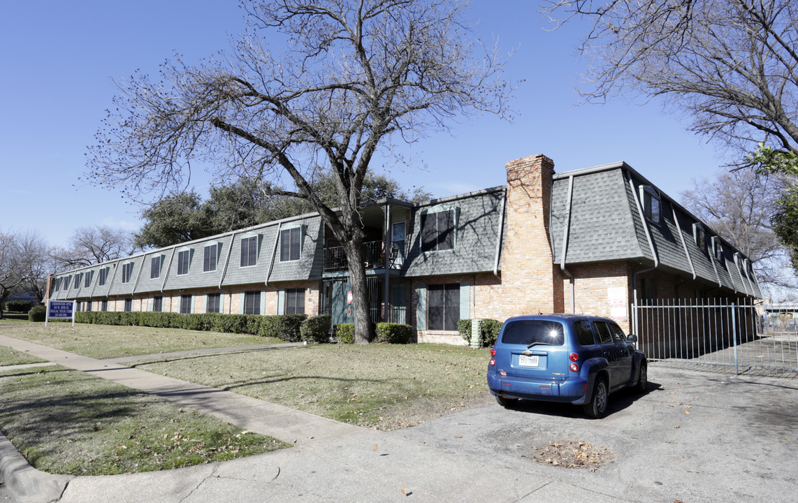 Crosswinds Apartments in Dallas, TX - Building Photo