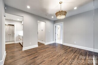 2220 Roswell Ave in Charlotte, NC - Foto de edificio - Building Photo