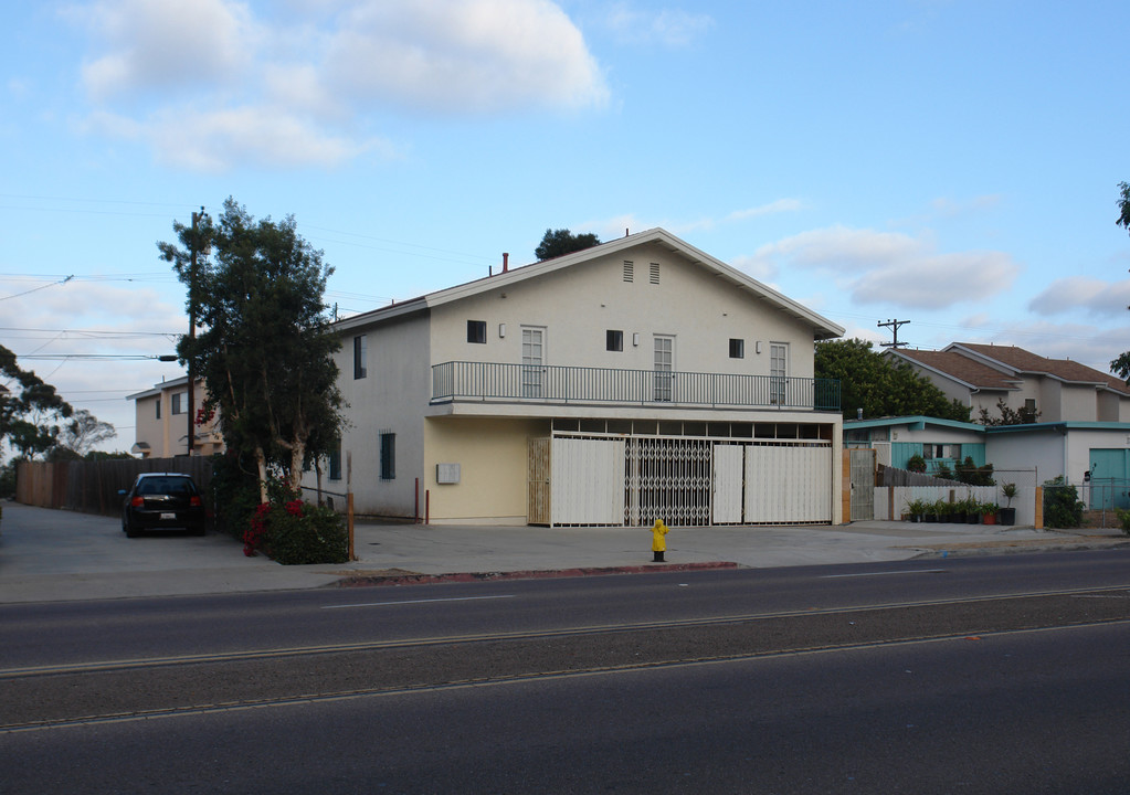 4449 Clairemont Dr in San Diego, CA - Building Photo