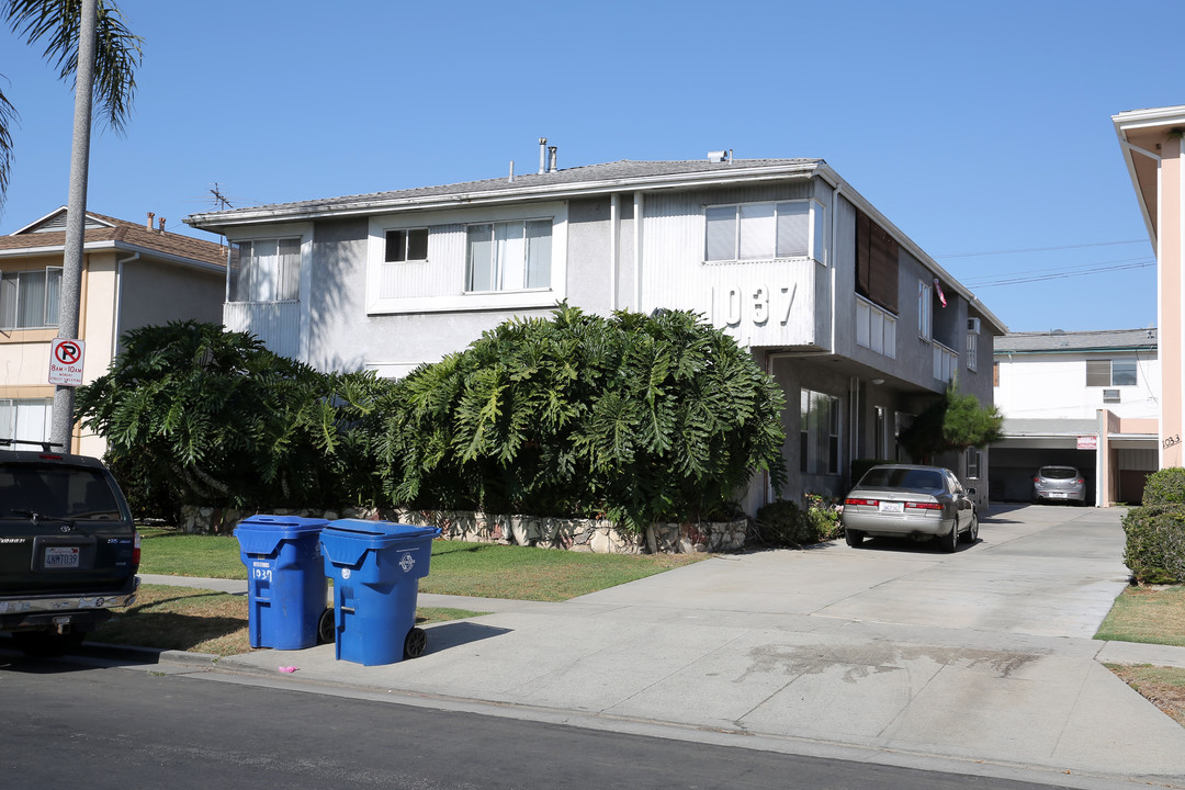 1037 S Holt Ave in Los Angeles, CA - Building Photo