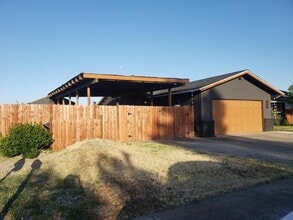 704 R St in Newman, CA - Foto de edificio - Building Photo