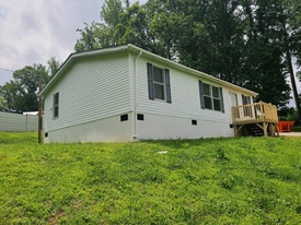 329 Pine Hills Rd in Woodruff, SC - Building Photo