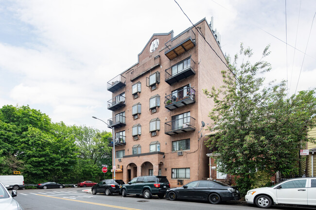 11188 43 Ave in Corona, NY - Foto de edificio - Building Photo