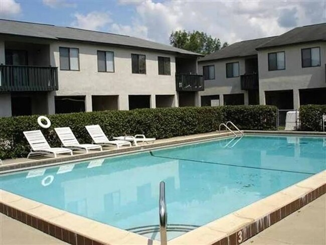 1337 Airport Dr in Tallahassee, FL - Foto de edificio - Building Photo