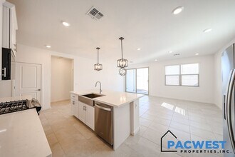 17634 W Port Royale Ln in Surprise, AZ - Building Photo - Building Photo