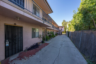 815 N Benton Way in Los Angeles, CA - Building Photo - Building Photo