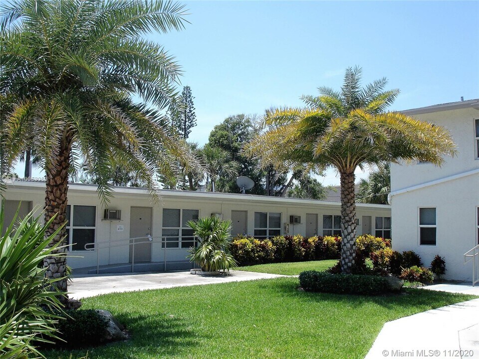 1077 SE 22nd Ave-Unit -N1 in Pompano Beach, FL - Building Photo