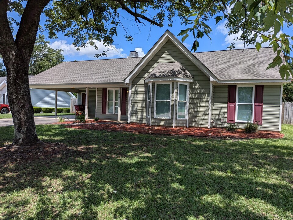 223 Ridge Bend Dr in Centerville, GA - Building Photo