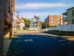 21 Davis Avenue in Bridgeport, CT - Foto de edificio - Building Photo