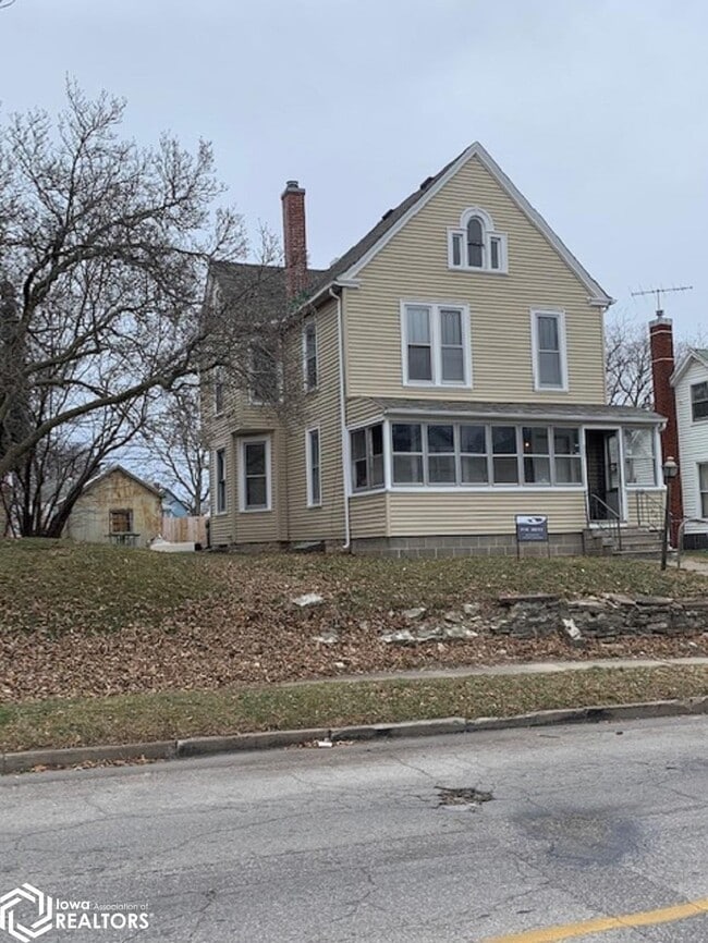 property at 807 S 9th St