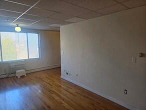90 Sutton St, Unit 8B in North Andover, MA - Building Photo - Building Photo