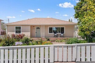 44 W Summit Dr in Emerald Hills, CA - Building Photo