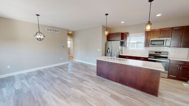 1003 E Maple Ave in Norfolk, NE - Building Photo - Building Photo
