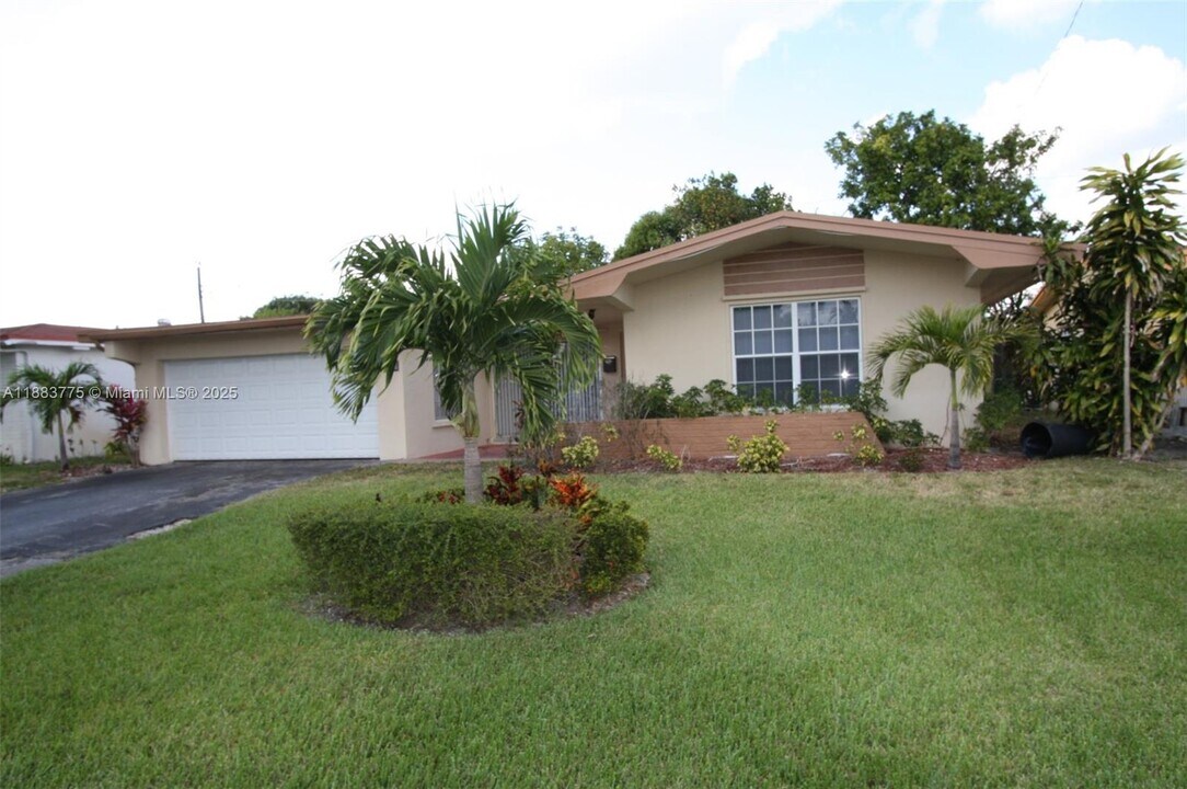 6737 Pansy Dr in Miramar, FL - Building Photo