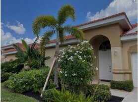 14021 Bently Cir in Ft. Myers, FL - Building Photo