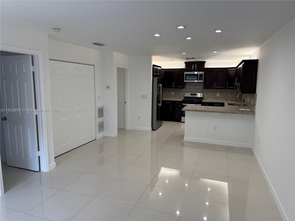214 NE 108th St in Miami, FL - Building Photo