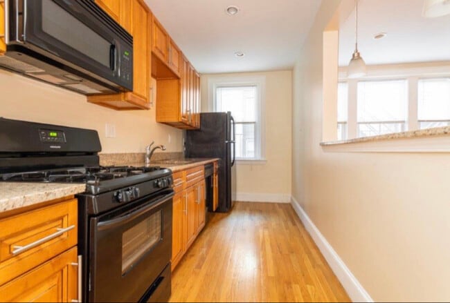 136 Highland Ave in Somerville, MA - Foto de edificio - Building Photo