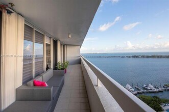 1627 Brickell Ave, Unit 2402 in Miami, FL - Foto de edificio - Building Photo