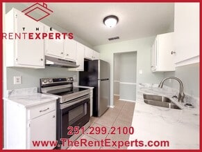 9760 Royal Woods Dr N in Mobile, AL - Building Photo - Building Photo