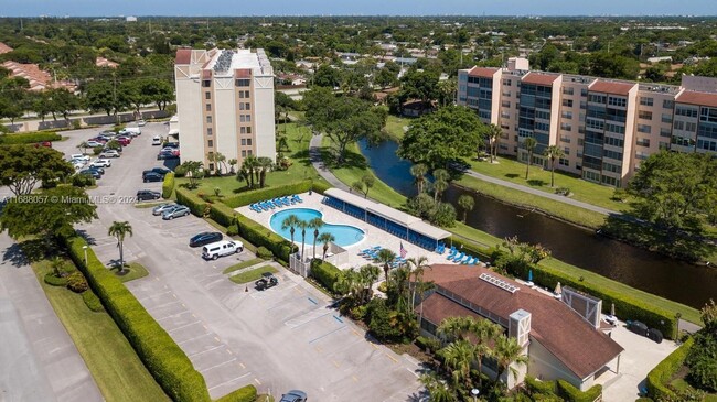 6585 Kensington Ln in Delray Beach, FL - Foto de edificio - Building Photo