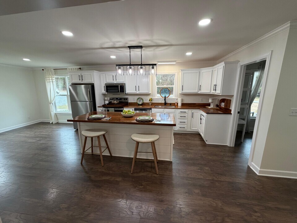 33 Anna Dr in Prosperity, SC - Building Photo