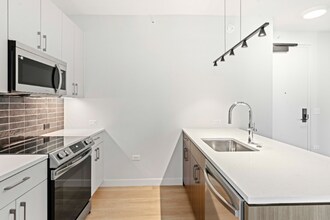 1120 W Van Buren St in Chicago, IL - Building Photo - Building Photo