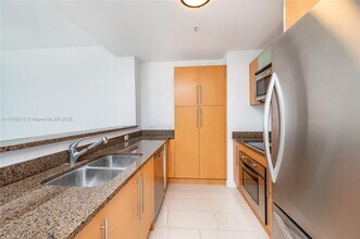 300 S Biscayne Blvd, Unit Met 1 Condo in Miami, FL - Building Photo - Building Photo