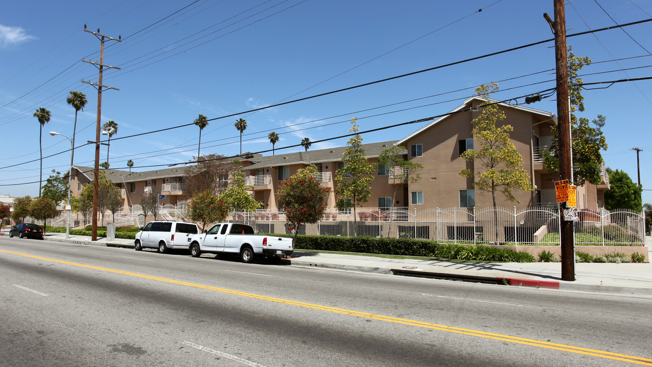 Hoover Senior Apartments in Los Angeles, CA - Building Photo