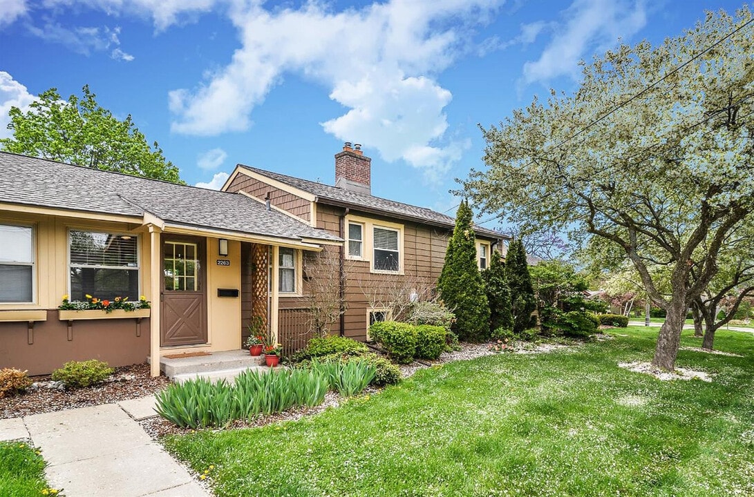 2263 Parkwood Ave in Ann Arbor, MI - Building Photo