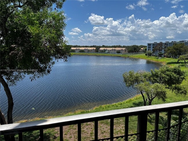 8600 N Sherman Cir in Miramar, FL - Building Photo - Building Photo