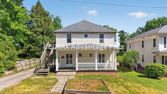106 Grove St in Farmville, VA - Building Photo