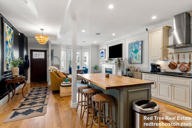 687 E 6th St, Unit 2 in Boston, MA - Foto de edificio - Building Photo