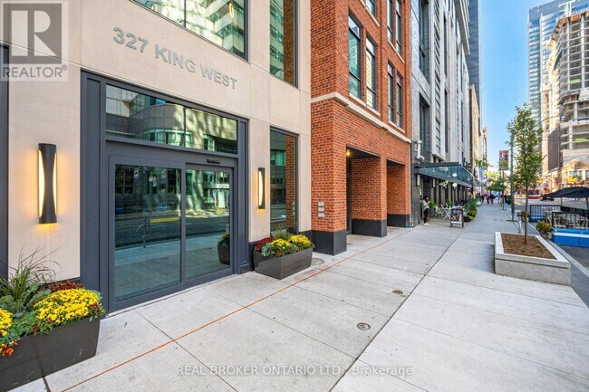 327 King St W in Toronto, ON - Building Photo - Building Photo