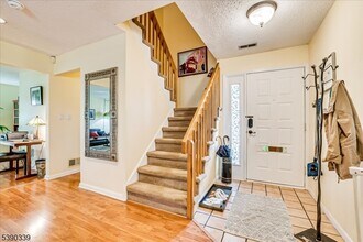 130 Park Gate Dr in Edison, NJ - Building Photo - Building Photo