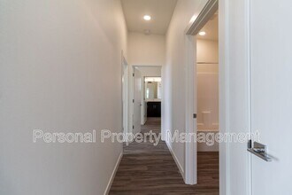 1111 W Fourth Plain Blvd in Vancouver, WA - Building Photo - Building Photo