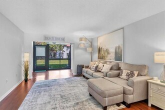 1640 Stickney Point Rd in Sarasota, FL - Building Photo - Building Photo