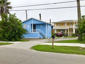 113-121 West Ave A in Port Aransas, TX - Building Photo - Building Photo