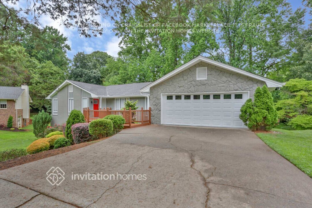 4031 Linda Ln SW in Lilburn, GA - Building Photo