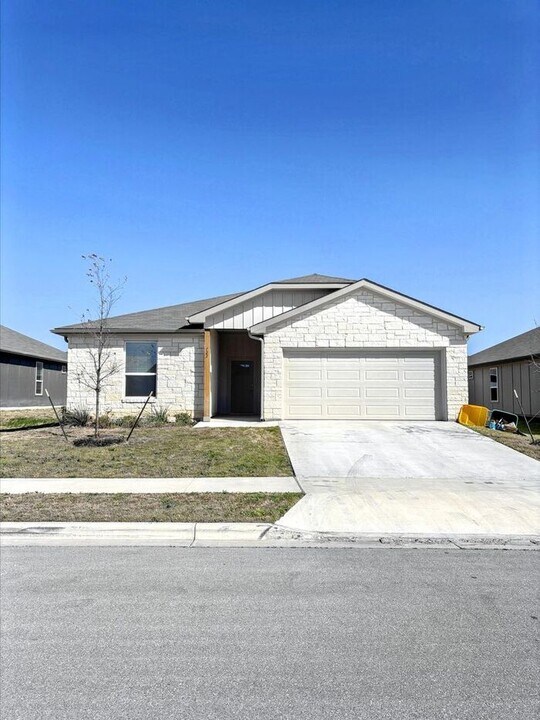 722 Freedom Cir in Nolanville, TX - Foto de edificio
